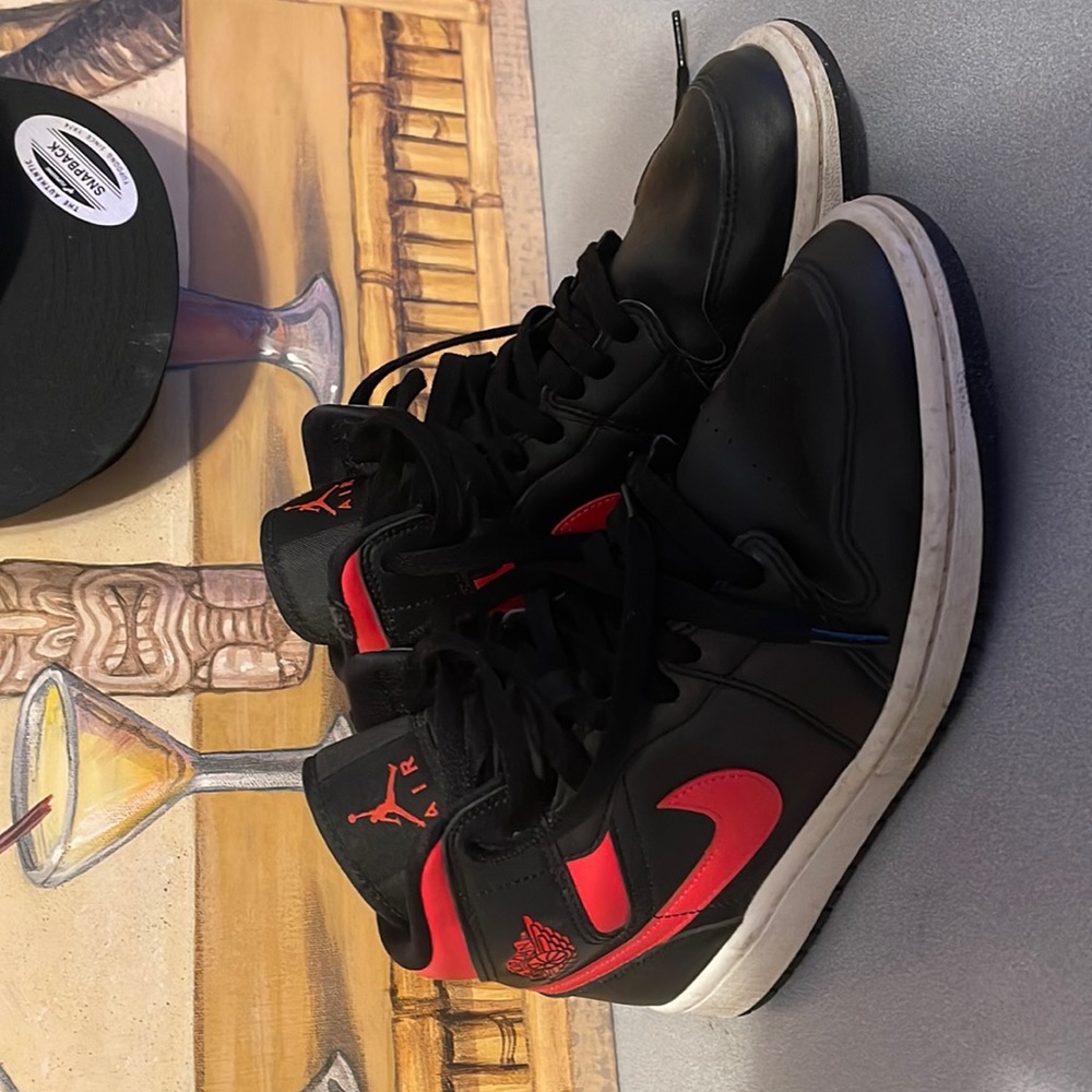 Authentic Jordan 1s 9 in women’s
